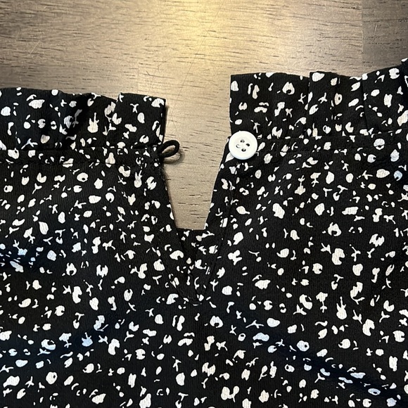 Black and white small shein shirt - Picture 4 of 4